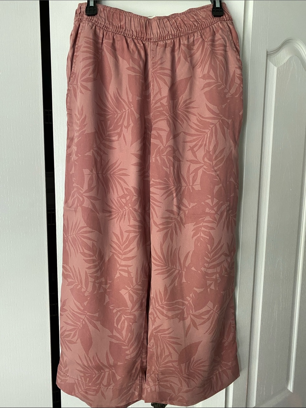 C&C California Dusty Rose Wide-Leg Palm Print Pants